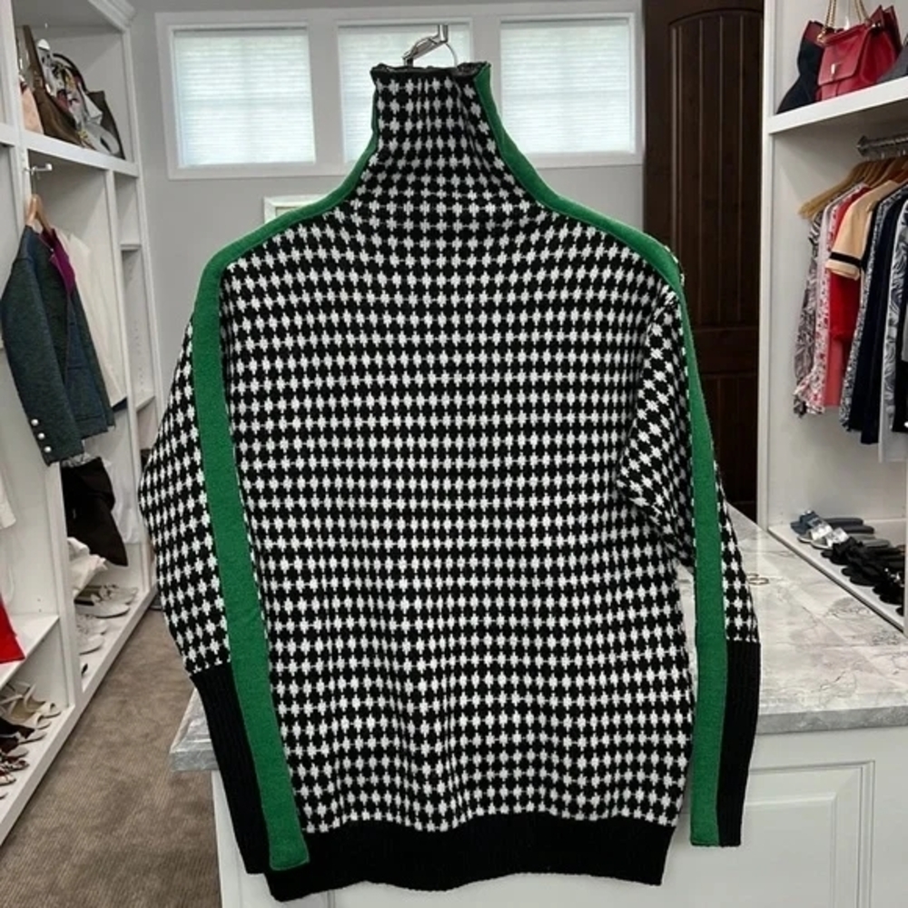 Elegant Houndstooth Turtleneck Sweater with Green Trim